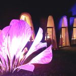 Maloca in Auerstedt mit Blütenkunstkonstruktion von Viktoria Scholz